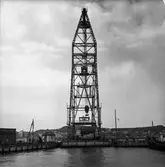 Transport av pappersbruket Papyrus PM2 yankeecylinder. Cylindern fraktas med flytande lyftkran i Göteborgs hamn, 2/6 1956.