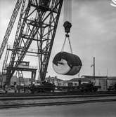 Transport av pappersbruket Papyrus PM2 yankeecylinder. Cylindern lastas på järnvägsvagn i Göteborgs hamn, 2/6 1956.