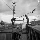 Transport av pappersbruket Papyrus PM2 yankeecylinder. Cylindern fraktas på järnvägen mot Mölndal, 2/6 1956.