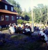 Midsommar och dansuppvisning av folkdräktsklädda personer utanför gamla ålderdomshemmet Brattåshemmet 1970.