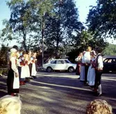 Midsommar och dansuppvisning av folkdräktsklädda personer utanför gamla ålderdomshemmet Brattåshemmet 1970.