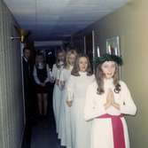 Luciatåg som vandrar i övre korridoren på Brattåshemmet 1970.