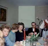 Kyrkokören på besök i matsalen på Brattåshemmet år 1969.
Från vänster: Gunvor Eriksson (Sporred), Greta Nilsson (Tulebo), Anna Lisa Larsson (Vommedal), Komminister Gustaf Lindman och föreståndare Magda Andreasson (i folkdräkt) som serverar kaffe. Relaterat motiv: A1058.