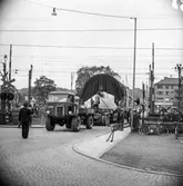 Transport av pappersbruket Papyrus PM2 yankeecylinder. Cylindern fraktas med lastfordon mot Papyrus i Mölndal, 2/6 1956.