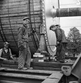 Transport av pappersbruket Papyrus PM2 yankeecylinder. Cylindern lastas från järnvägsvagn till lastfordon i Mölndal, 2/6 1956.