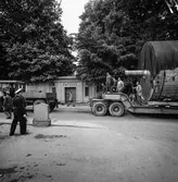 Transport av pappersbruket Papyrus PM2 yankeecylinder. Cylindern fraktas med lastfordon mot Papyrus i Mölndal, 2/6 1956.