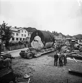 Transport av pappersbruket Papyrus PM2 yankeecylinder. Cylindern fraktas med lastfordon mot Papyrus i Mölndal, 2/6 1956.