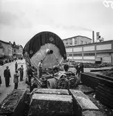 Transport av pappersbruket Papyrus PM2 yankeecylinder. Cylindern fraktas med lastfordon mot Papyrus i Mölndal, 2/6 1956.