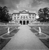 Gunnebo slott sett från slottsparken. Mölndal, 21/6 1956.