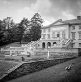 Gunnebo slott sett från slottsparken. Mölndal, 21/6 1956.