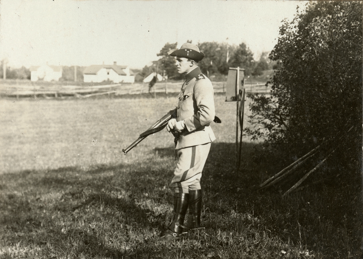 Sigrid Sjöström, Soldat på övningsfält.