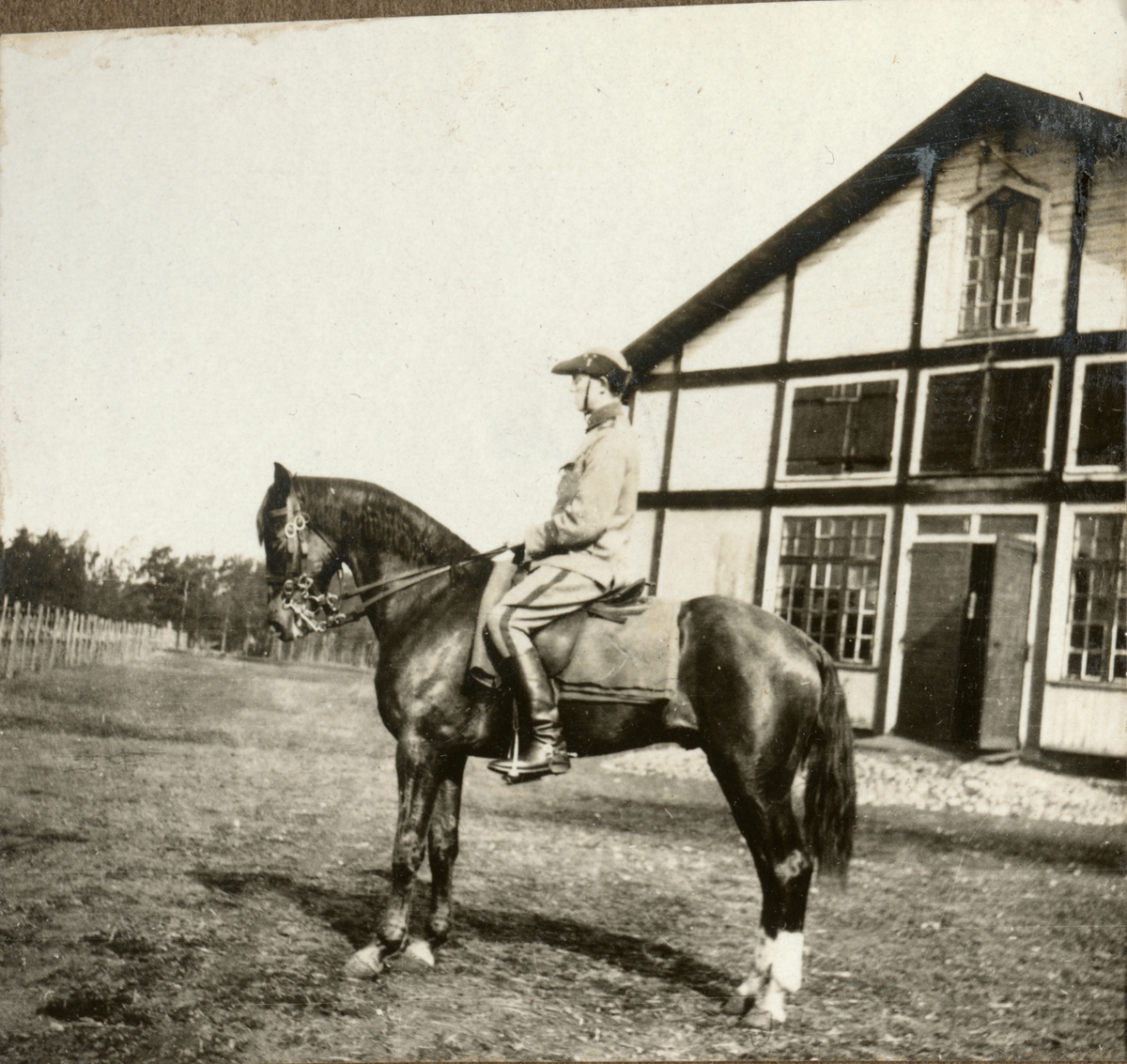 Sigrid Sjöström, Soldat till häst framför en byggnad.