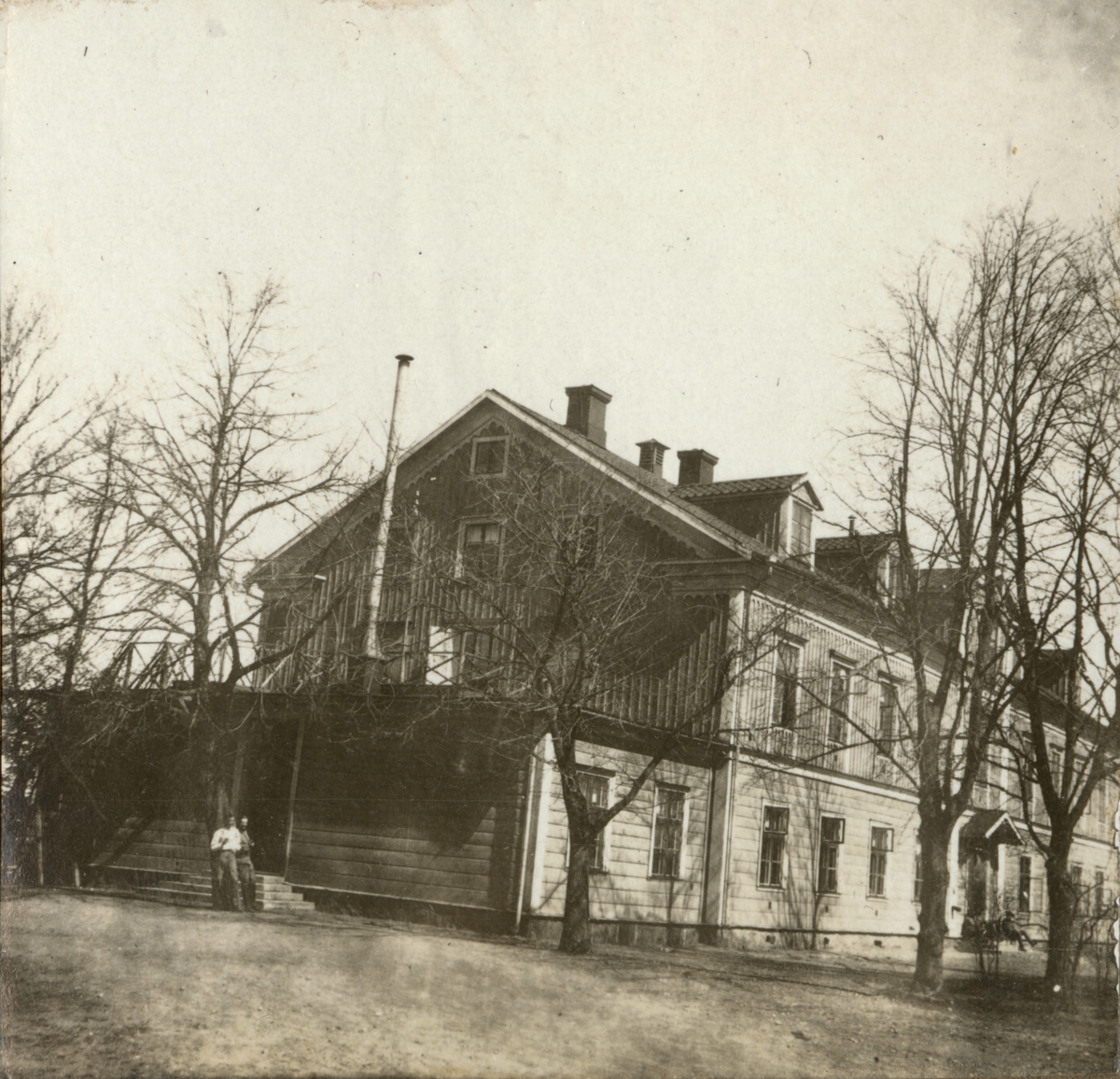 Sigrid Sjöström, Soldater framför en byggnad.