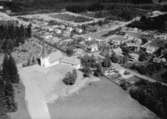 Flygfoto över Smålandsstenars kyrka och området runt omkring i Smålandsstenar, Gislaveds kommun,  Jönköpings län. 1235/1964