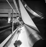 Man i arbete vid PM2, torkparti på pappersbruket Papyrus i Mölndal, 7/12 1956.