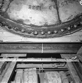 Transport av PM2 yankeecylinder på pappersbruket Papyrus i Mölndal, 12/4 1957. Cylindern lyfts av från släpvagnen.