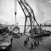 Transport av pappersbruket Papyrus PM2 yankeecylinder. Cylindern lastas på ett lastfordon med hjälp av lyftkran. Göteborgs hamn, 16/4 1957.