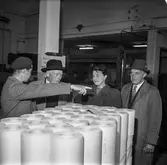 Fabriksvisning för Papyrus anställdas anhöriga. Pappersbruket Papyrus i Mölndal, 28/5 1957.