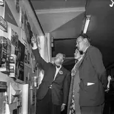 Fabriksvisning för Papyrus anställdas anhöriga. Pappersbruket Papyrus i Mölndal, 28/5 1957.