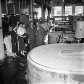 Fabriksvisning för Papyrus anställdas anhöriga. Pappersbruket Papyrus i Mölndal, 28/5 1957.