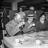 Fabriksvisning för Papyrus anställdas anhöriga. Pappersbruket Papyrus i Mölndal, 28/5 1957.