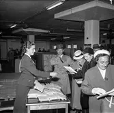 Fabriksvisning för Papyrus anställdas anhöriga. Pappersbruket Papyrus i Mölndal, 28/5 1957.