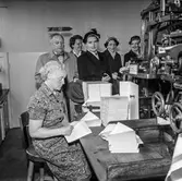 Fabriksvisning för Papyrus anställdas anhöriga. Pappersbruket Papyrus i Mölndal, 28/5 1957.