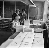 Fabriksvisning för Papyrus anställdas anhöriga. Pappersbruket Papyrus i Mölndal, 28/5 1957.