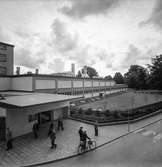 Pappersbruket Papyrus port vid Trädgårdsgatan i Mölndal, 28/8 1957.