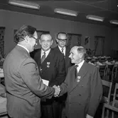 Pappersbruket Papyrus i Mölndal, 13/11 1957. Föreningen för arbetarskydds guldmedalj utdelas till Nils Nilsson och Carl Nygren.