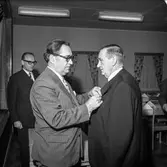 Pappersbruket Papyrus i Mölndal, 13/11 1957. Föreningen för arbetarskydds guldmedalj utdelas till Nils Nilsson och Carl Nygren.