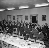 Pappersbruket apyrus i Mölndal, 13/11 1957. Föreningen för arbetarskydds guldmedalj utdelas till Nils Nilsson och Carl Nygren.