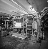 Man i arbete vid upptagningsmaskin på pappersbruket Papyrus i Mölndal, 18/12 1957.