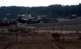 Vy över odlingsmark och Heljered Mellan- och Sörgårdar år 1978. Sandsjöbacka naturreservat ses i bakgrunden.
