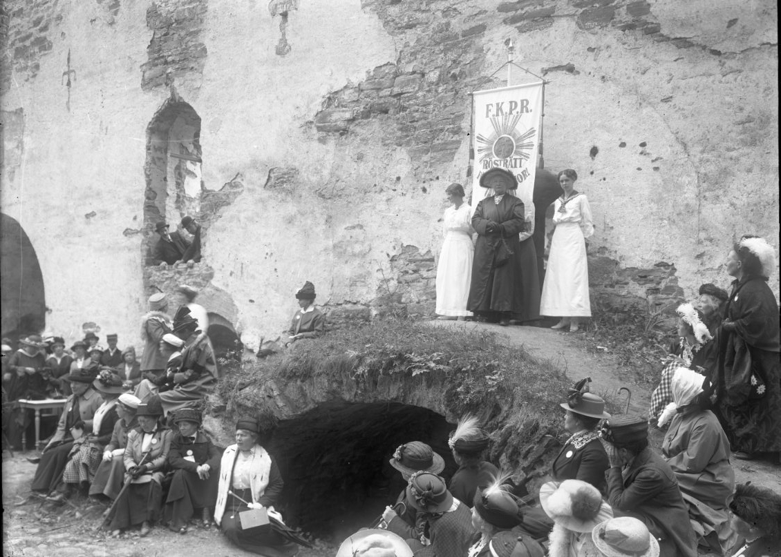 Calla Helena Sundbeck, The Association The Women’s Political Voting Rights (FKPR) organizes the Voting Rights Meeting in Huskvarna, June 19-20, 1915 with an excursion to Visingsö - the picture from this excursion. Up by the fan at Visingsborg Castle Ruin, Ellen Key stands in the middle. She gave a speech entitled “Women’…