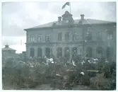 En folkmassa och hästar vid Centralstationen i Kalmar.
