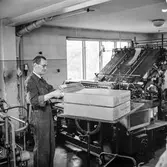 Man i arbete vid maskin på pappersbruket Papyrus i Mölndal, 15/11 1958.