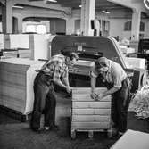 Män i arbete vid maskin på pappersbruket Papyrus i Mölndal, 15/11 1958.