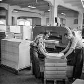 Män i arbete vid maskin på pappersbruket Papyrus i Mölndal, 15/11 1958.