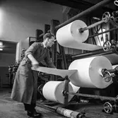 Man i arbete vid maskin på pappersbruket Papyrus i Mölndal, 15/11 1958.