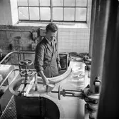 Man i arbete vid maskin på pappersbruket Papyrus i Mölndal, 15/11 1958.