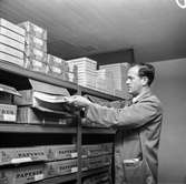 Man i arbete på pappersbruket Papyrus i Mölndal, 15/11 1958.
