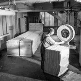 Man i arbete vid våg på pappersbruket Papyrus i Mölndal, 15/11 1958.