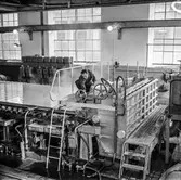 Man i arbete vid PM12, inloppslåda, monterad 1959. Pappersbruket Papyrus i Mölndal, 1/10 1959.