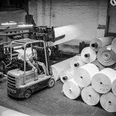 Rulltransport med piktrucken på pappersbruket Papyrus i Mölndal, 1/10 1959.