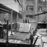 Sliperiet, utlastningsbrygga för slipmassa. Utlastning av slipmassa på pappersbruket Papyrus i Mölndal, 5/12 1959.