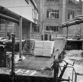 Sliperiet, utlastningsbrygga för slipmassa. Utlastning av slipmassa på pappersbruket Papyrus i Mölndal, 5/12 1959.