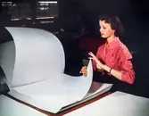 Kvinna i arbete i sortersalen på pappersbruket Papyrus i Mölndal, 28/10 1960.