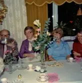 Brattåshemmet (gamla ålderdomshemmet) år 1982. Från vänster: (skymd) äldreomsorgschef Bertil Gudmundsson, kokerska Inga Svanberg avtackas inför pensionering, föreståndare Aina Ekstedt samt vårdbiträde Inga-Britt.