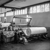 Man i arbete vid rullstol nr 10, kartong, på pappersbruket Papyrus i Mölndal, 30/8 1962.